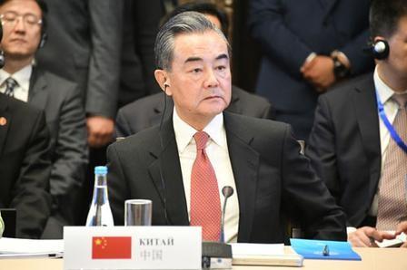 高市早苗内阁这回是真急了。眼看中方在冲之鸟礁的实弹训练丝毫没有退让的意思，外交部