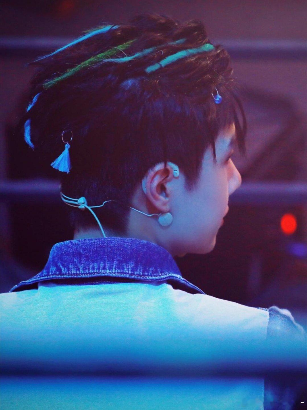 王一博放松的时候会微微张开嘴巴笨笨的修勾一只