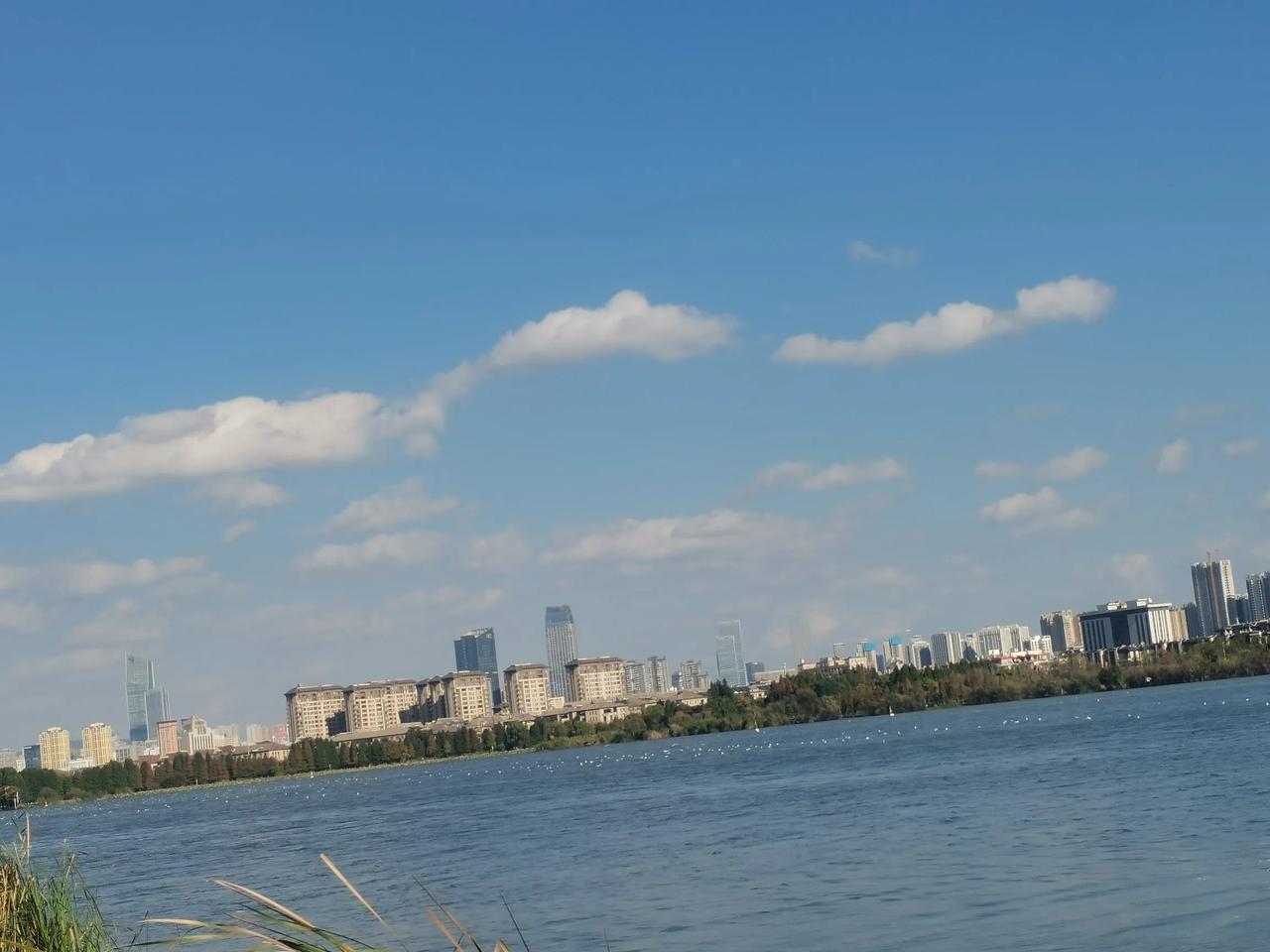 昆明看着还真的有点海滨城市的感觉呢今天下午有空到了滇池西岸边拍的，这真的太美了