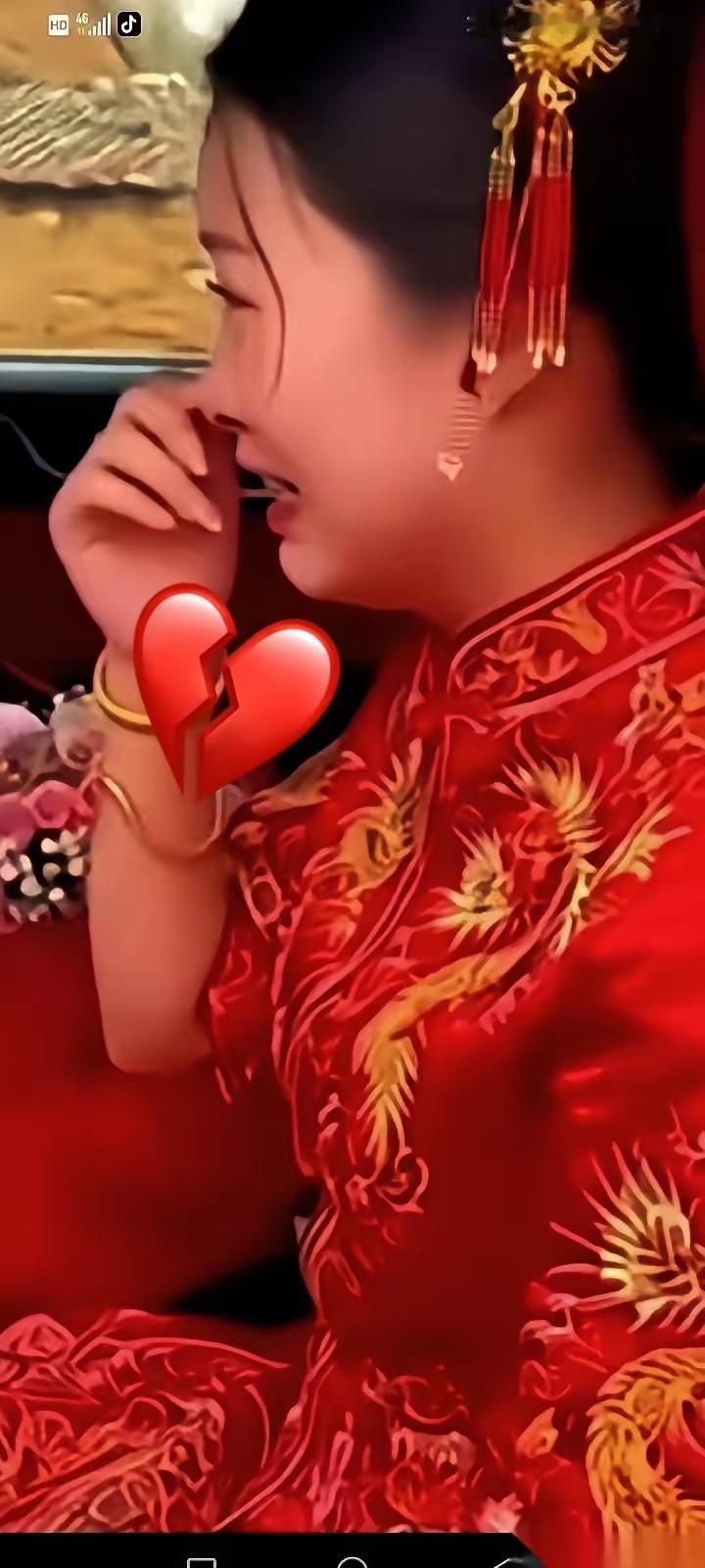 真不知道这姑娘咋想的，婚车都到楼下了还拎不清！新郎耐着性子问“没钱，下不下车？”