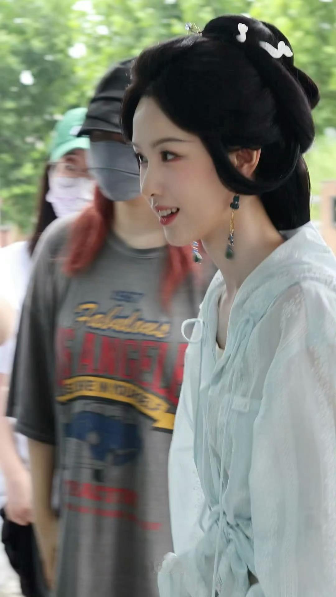 陈都灵翘楚第一套造型来啦​​​