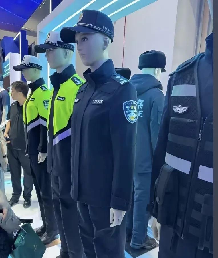 2025式警服列装刷屏：藏在细节里的才是最动人的安全感！当街头巷尾的藏蓝色身