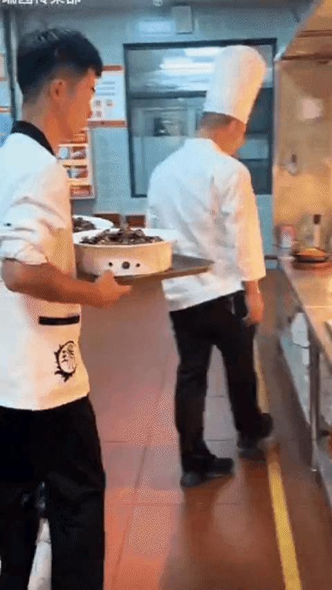 艺高人胆大，看这小伙子的平衡力和臂力，动作连贯丝滑，行云流水一般，梅花香自苦寒来