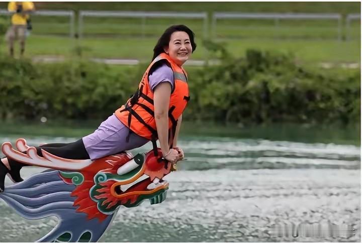 吴思瑶居然是“龙舟夺标手”！又逢端午佳节，绿营台独分子吴思瑶活跃起来了，她发