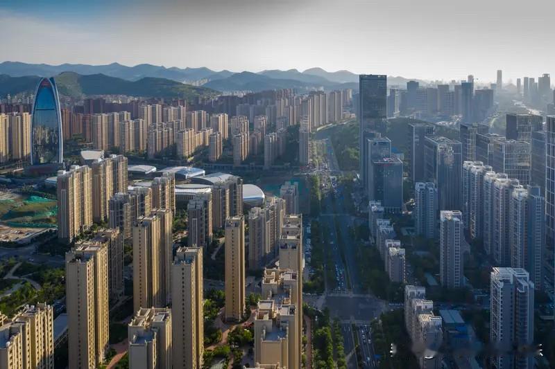 济南楼市这两年走势还是挺分化的。济南楼市里面是有的区域降的少，有的区域降的多。