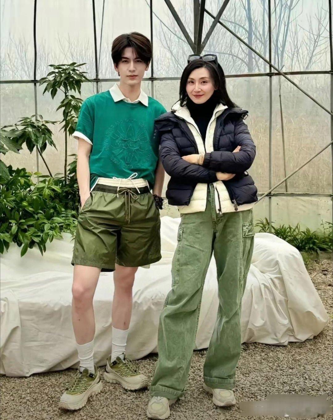 张凌赫的妈妈真是年轻又漂亮