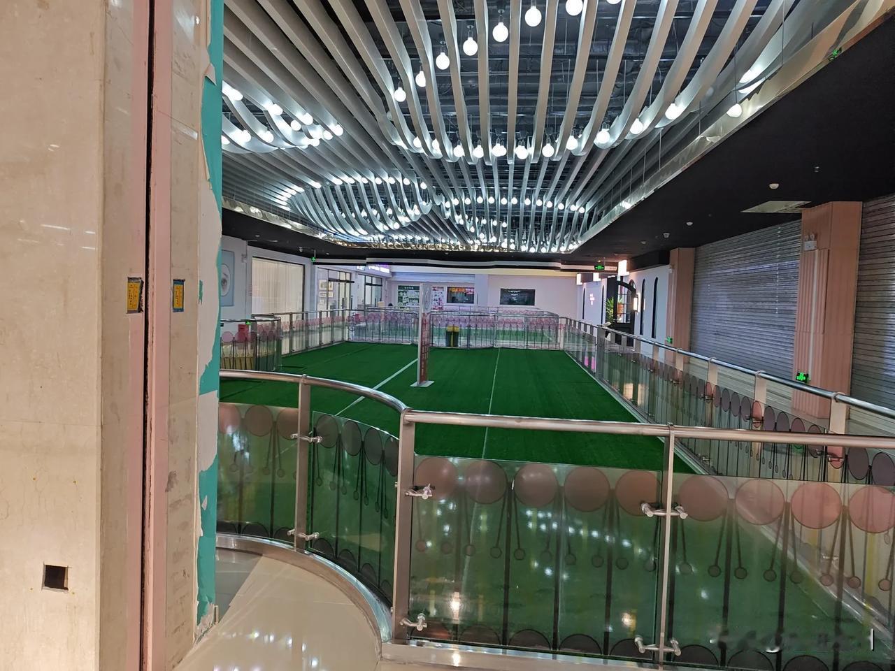 信誉楼旁边的”建新大厦”好冷清啊，很多铺位都关着灯，甚至空着。前几天看到有人