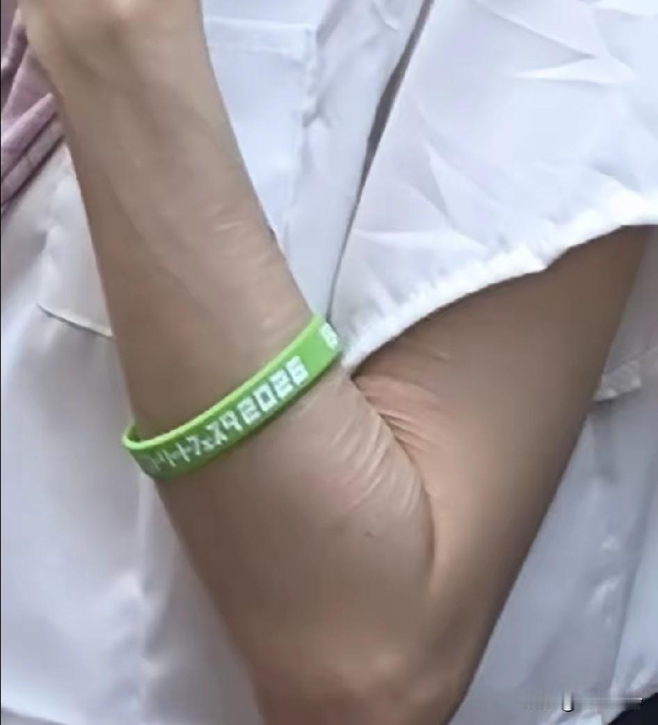 这么年轻的女孩，手上却布满了皱纹，胳膊是怎么回事？绝对不年轻，年轻就不会带口