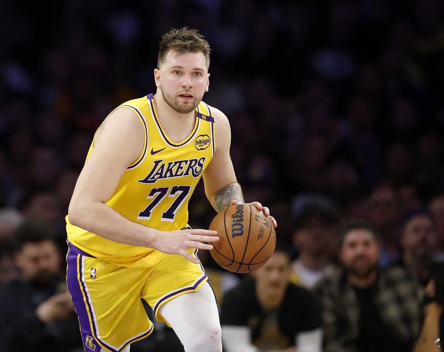 东契奇25岁287天，砍下12000分；詹姆斯24岁035天，砍下12000分；