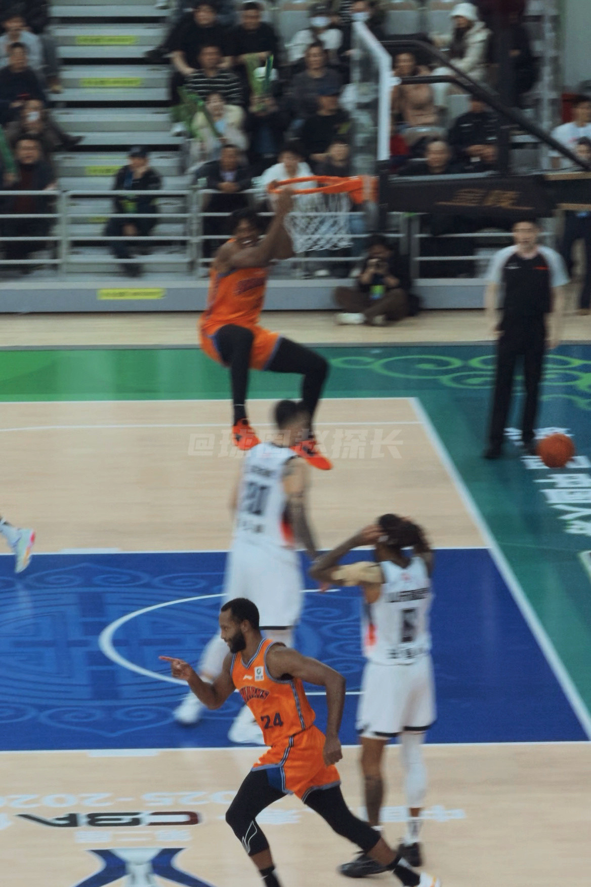 弗格跟白边这一幕也是超级经典了～上海男篮实力确实强，但他们对比赛的重视也是值得点