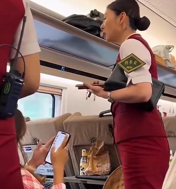 为什么不是妈妈坐一等座呢[思考]一家三口坐高铁，买票时只剩两张二等座的票了。