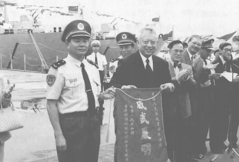 1997年7月9日，即香港回归祖国仅8天后，首任香港特别行政区行政长官董建华（居
