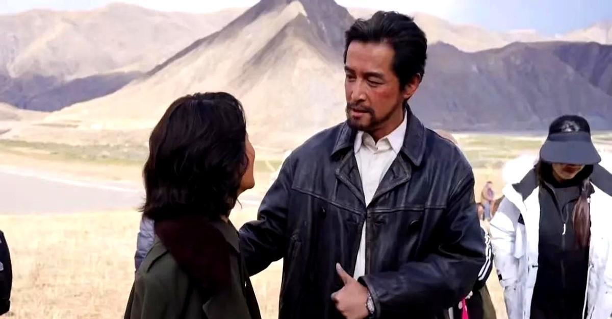 杨紫在海拔四千五百米的可可西里，吸了两百多罐氧，膝盖冻伤还咬牙拍完，杀青当天咳了