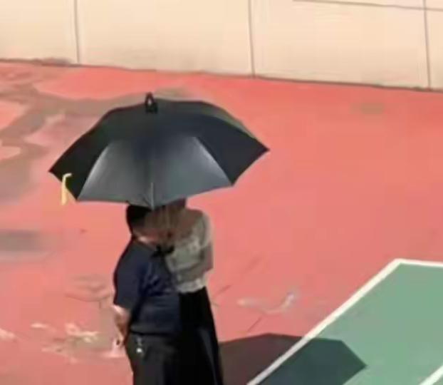 最喜欢看的，就是官方辟谣。就拿最近这个女教师打伞事件，辟谣本身比事件更精彩。