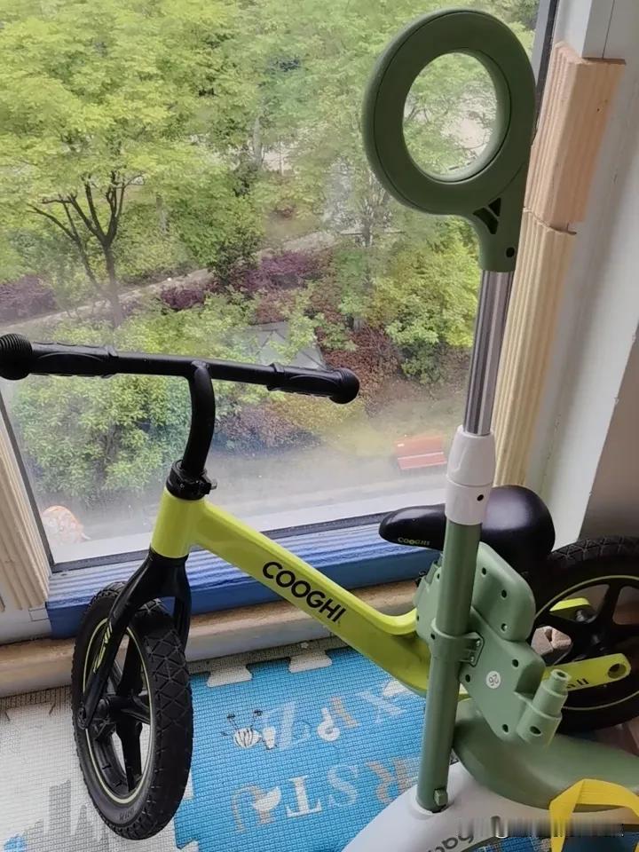 现在养孩子多花钱？看看我家孙子的车，刚生下来就买了躺在上面睡的婴儿车，大一点