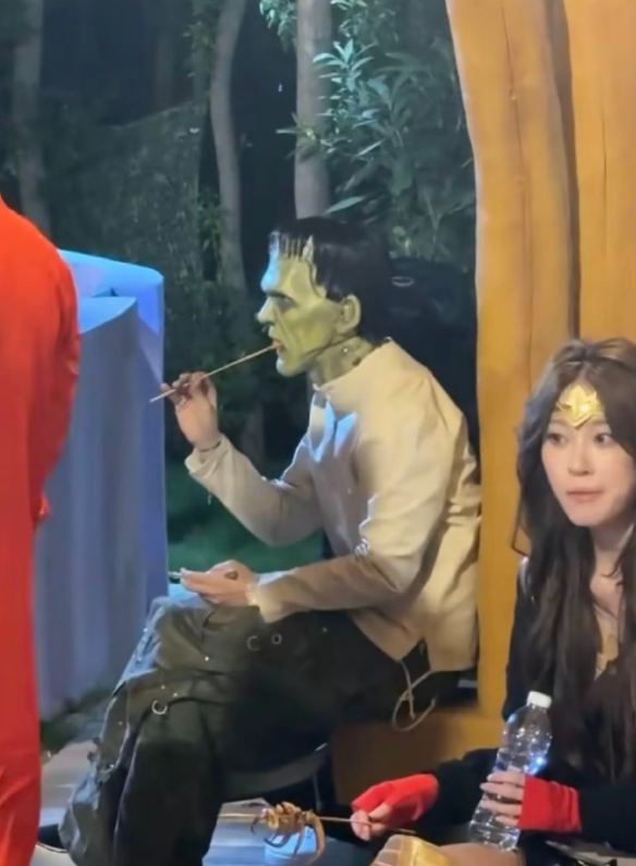 不是范丞丞都打扮成这样了哈哈哈哈哈哈哈到底谁给认出来的，上次见他这么搞笑还是奔跑