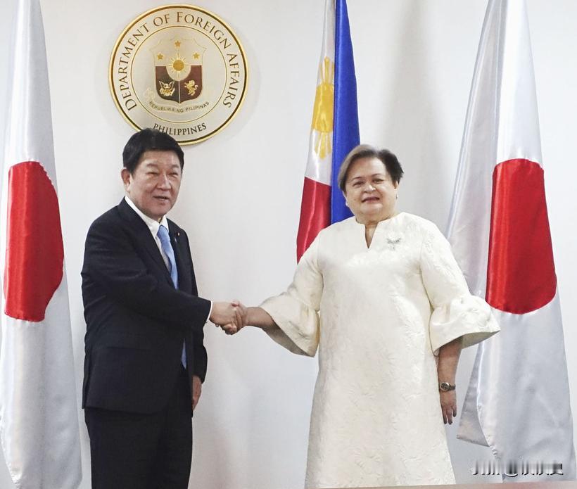 菲律宾现在也学会玩“平衡术”了，当着日本外相的面，菲律突然宣布对中国公民免签，这