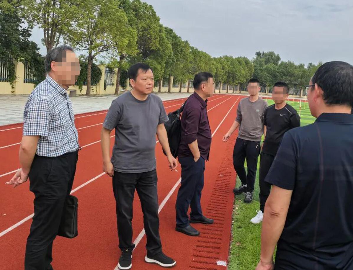 在网上看到安徽芜湖市三汊河初级中学校长邹文军的新闻，为他的结局感到感慨。他出身教