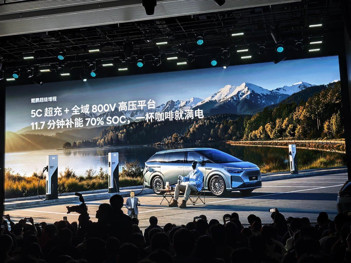 小鹏的这个机器人，基本已经成为形象代言人了