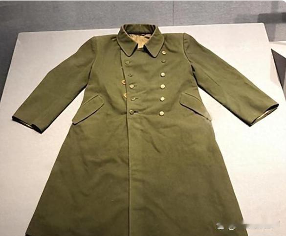 1939年，八路军营长缴获一件日军大衣，见体质厚实，便转送给了杨成武。谁料杨成武
