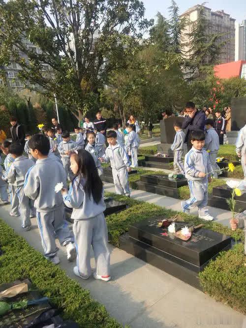 钱学森36岁仍未婚，妹妹钱学英给他介绍对象，他却说：要不你嫁给我吧！那年是194