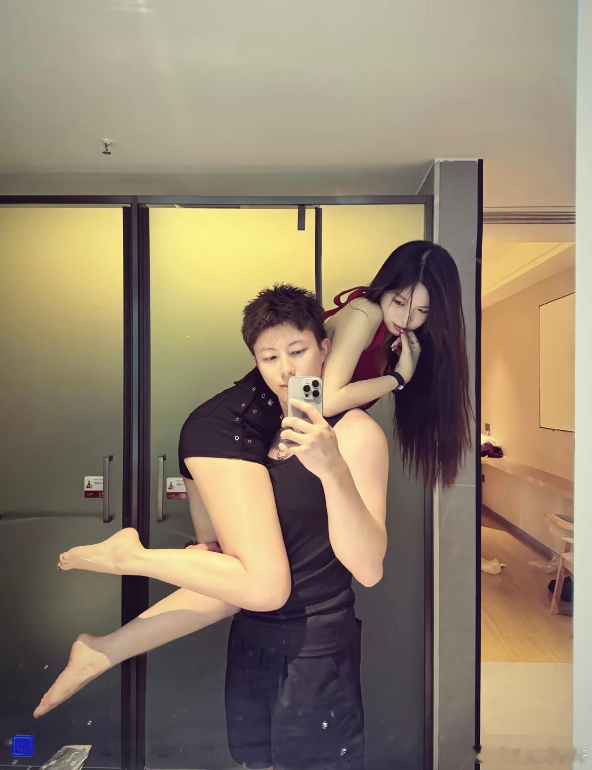 是的我能单手扛着女朋友跑​​​
