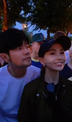 周杰伦昆凌“0伪装”混入人群看演出！头靠肩那一幕，结婚11年还是甜到掉牙