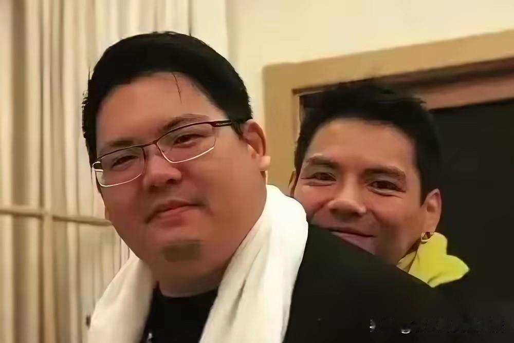 再风光的家庭，也有自己无法言说的内伤。比如向华强的儿子向佑，很少曝光在大家面前