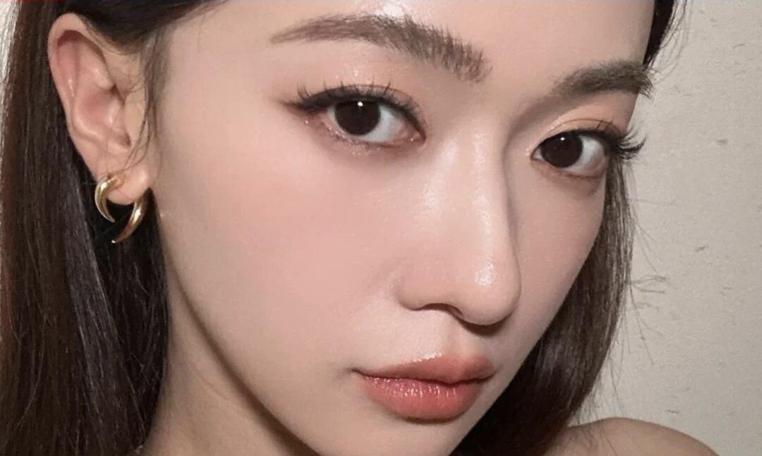 番位争抢何时休？吴谨言与陈哲远合作的新剧《御廷谣》因番位问题，迟迟无法开机。吴谨