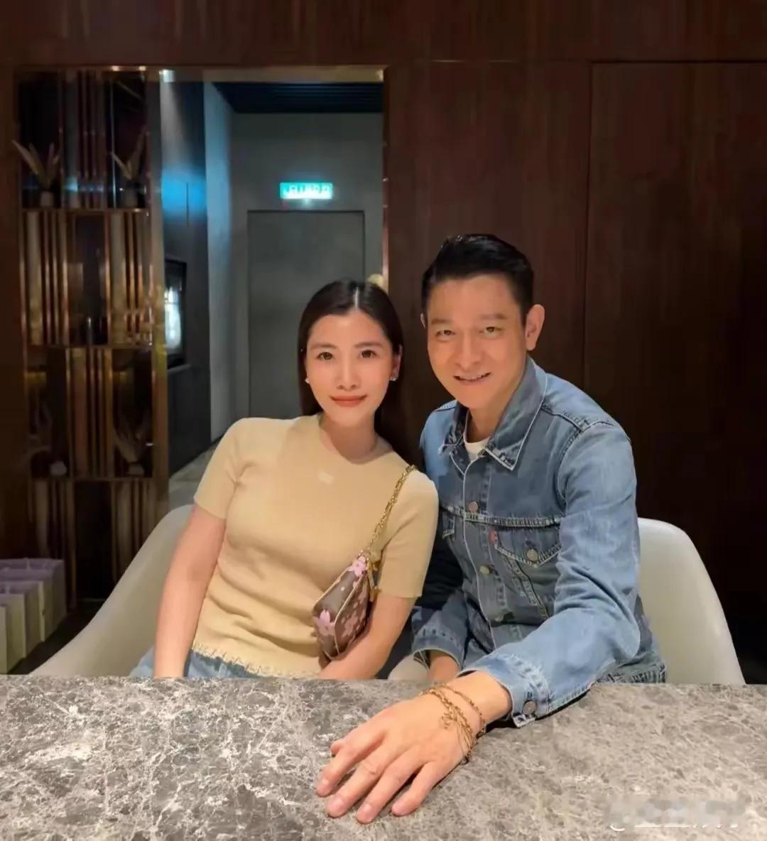 近日，刘德华回娘家探亲引发关注，还大方晒出全家福。照片里，华仔风采依旧，尽显巨星