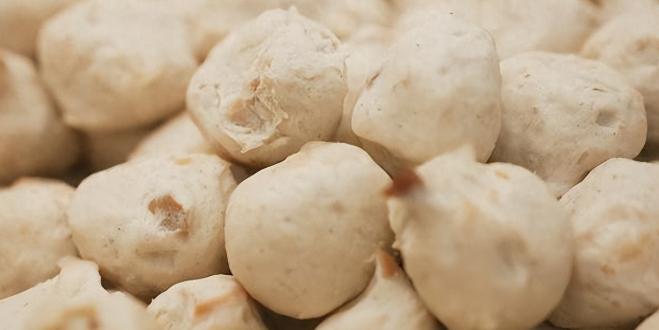 为让肉丸Q弹，老板竟加工业毒药！挑选猪肉丸时，颜色过于发白、摸起来异常弹牙的