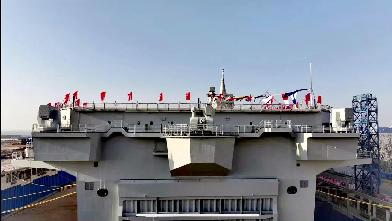 中国海军两型两栖攻击舰舰尾比较，075多了一个舰尾升降机，而076设计的是舷侧升