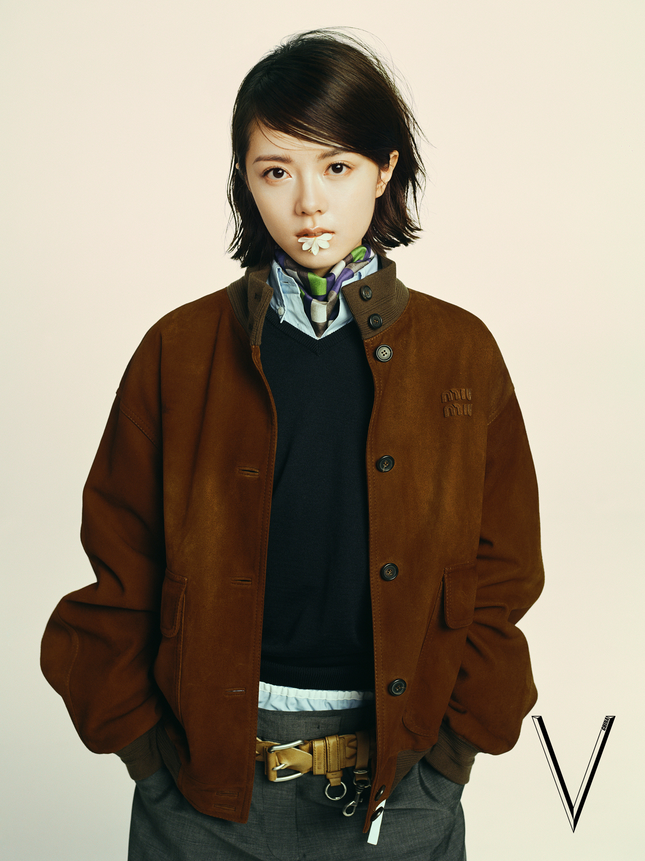 正式封面大片发布，赵今麦登上V中文版二月新刊！品牌大使身穿MiuMi