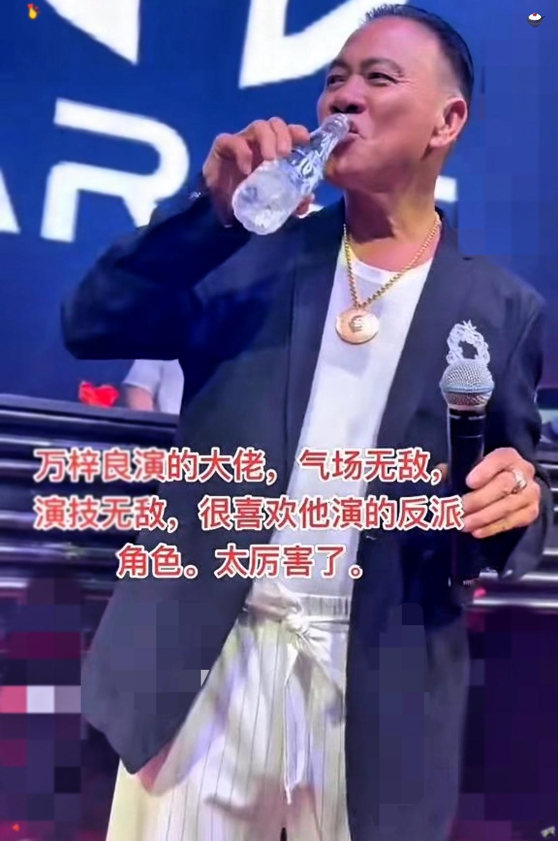 王晶曝万梓良落寞内幕，原来和周润发有关。王晶直接爆料，万梓良凭着一身演技，