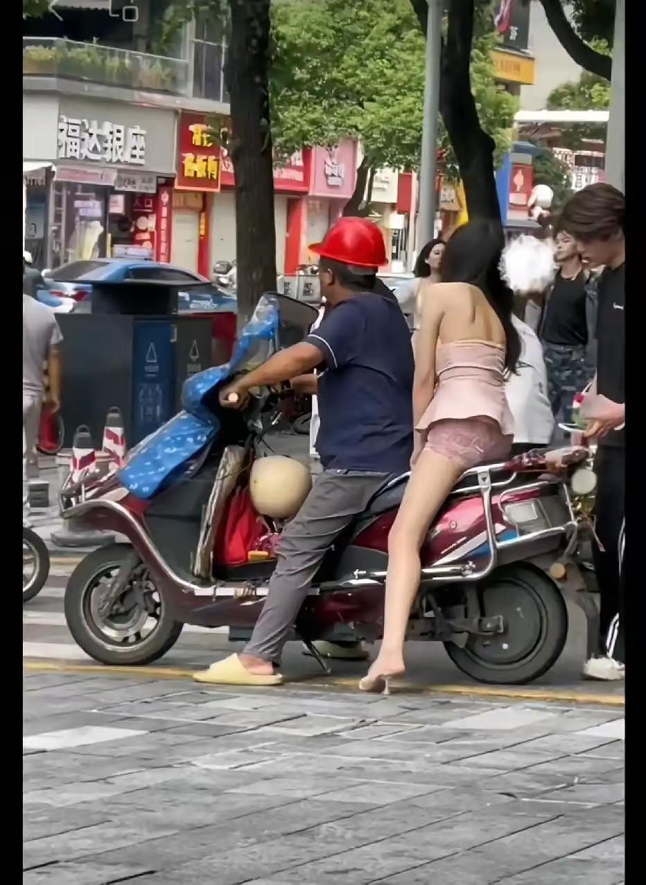 “摩的”其实是摩托的士的意思，这个特殊时期的特殊产物，已经消失在历史滚滚的尘埃里