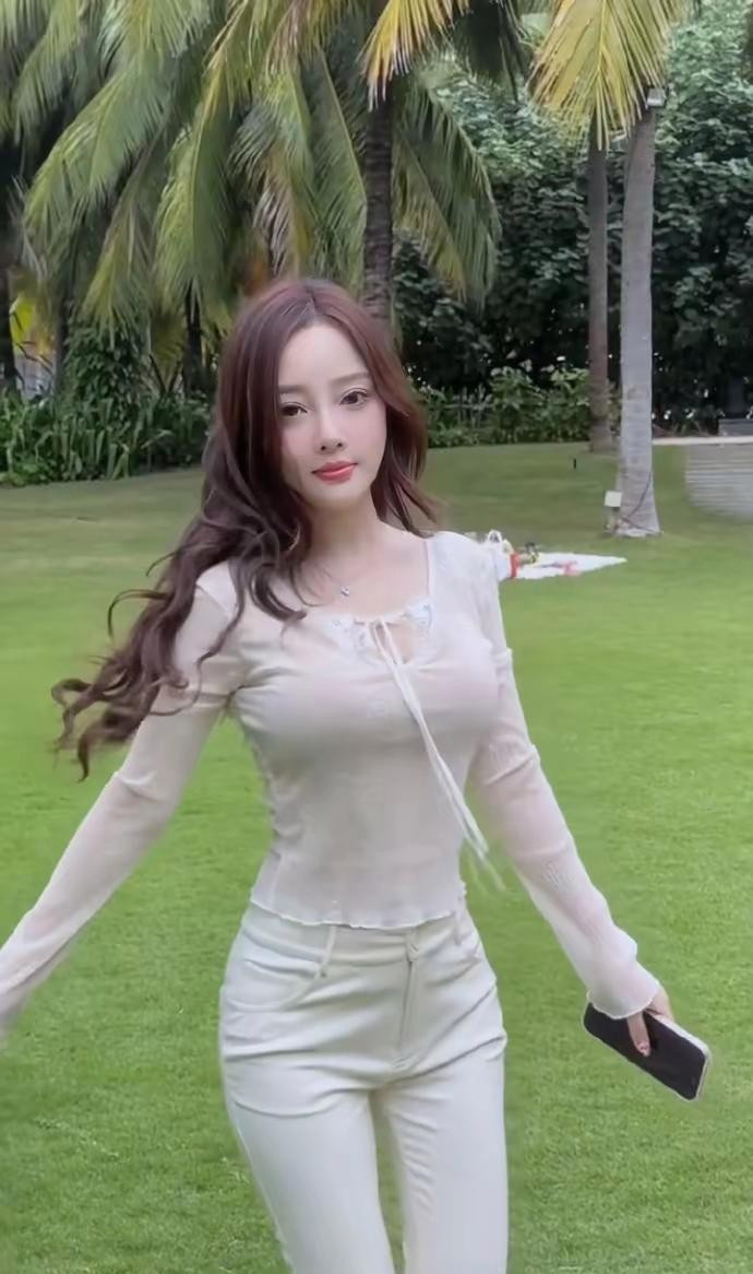 捕捉到阳光下的一抹微笑，感受这份清新与活力！