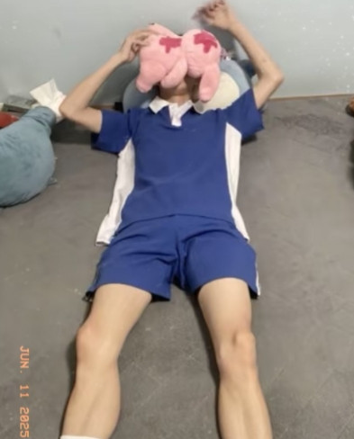 男孩高考完直接睡了一天一夜，爸妈在门外守了24小时都不敢敲门。 孩子醒来那刻