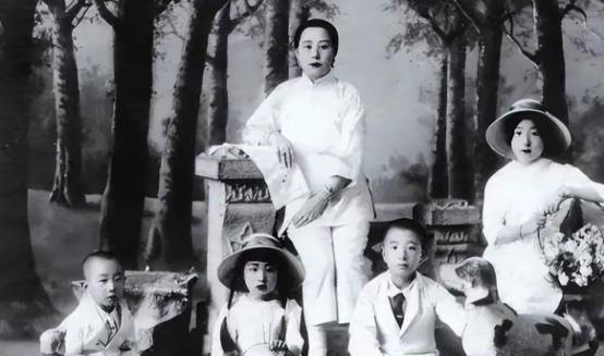 1906年，31岁的张作霖娶了18岁的许澍旸，大婚之夜，他搂着许澍旸的细腰并提出