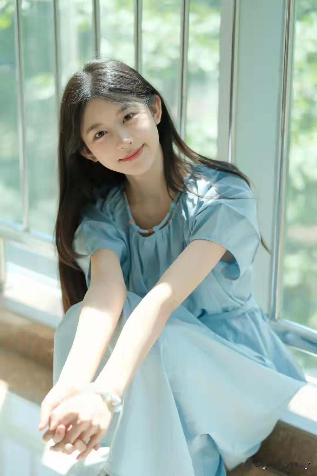 河北一校花，甜美可人，娇俏灵动，这笑容也太有感染力了！