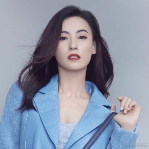 #张柏芝体验尾波冲浪#姐姐真的永远充满新鲜感，又去体验尾波冲浪。从慢慢适应板子，到可以平稳滑行，能看