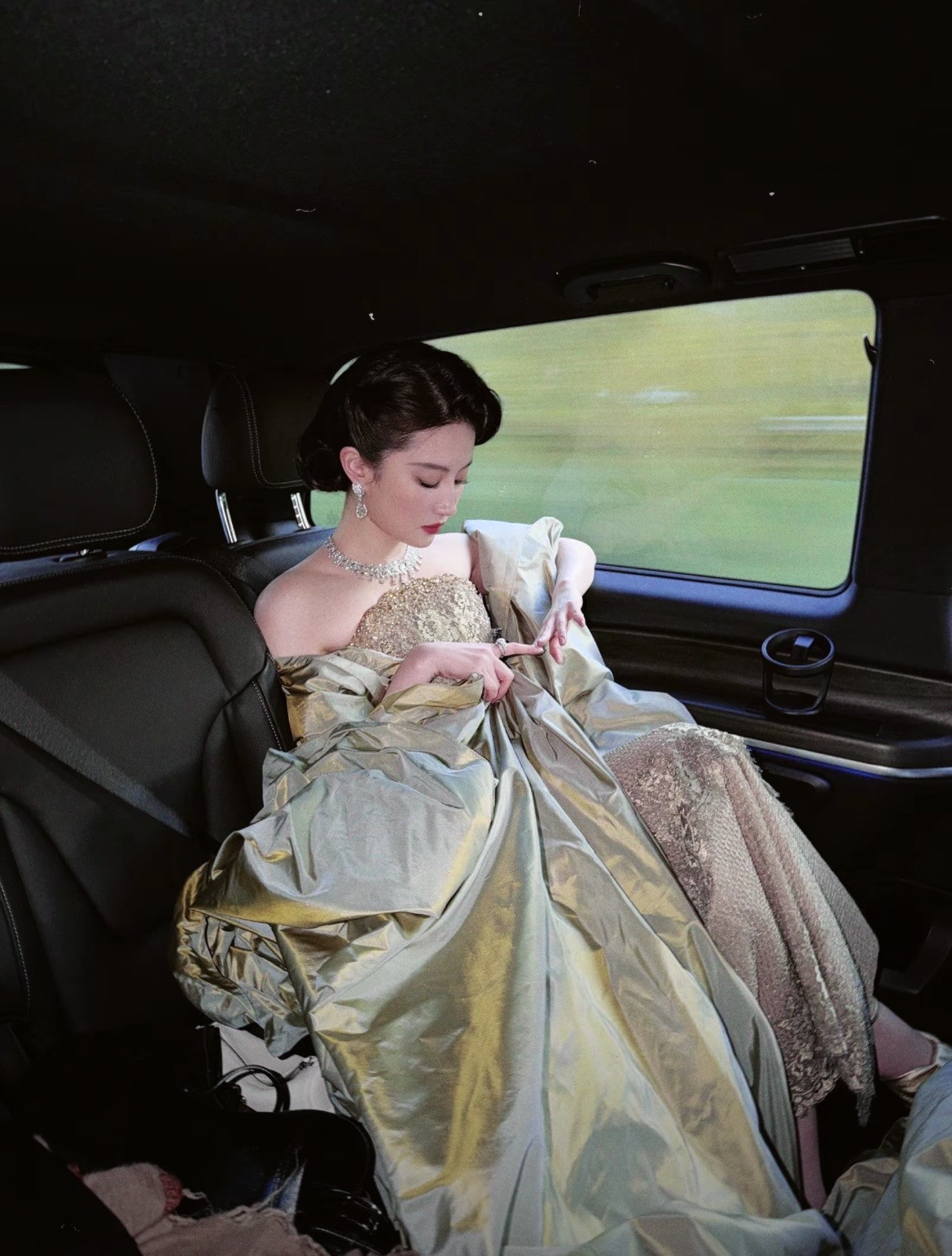 嗑颜bot刘亦菲油画欣赏