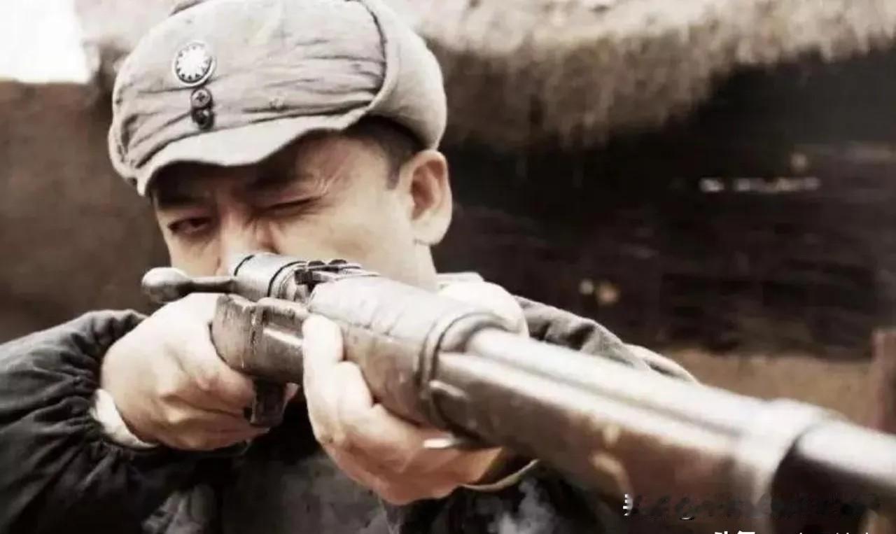 1943年的山东栖霞山区，一支二十人的八路在隐蔽的山坳里休整就餐。头顶突然传来刺