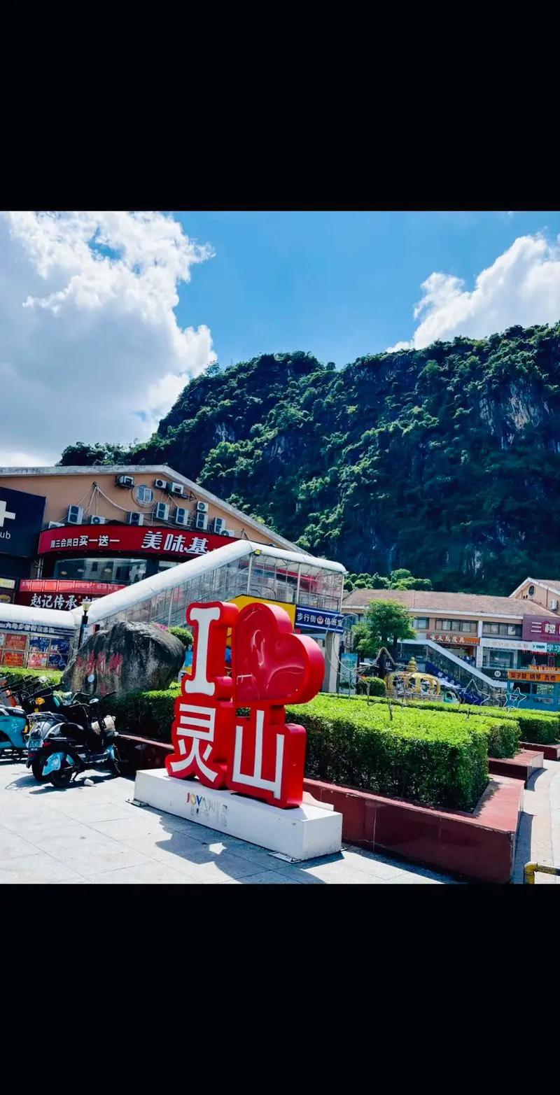 三个人在闲聊，大家都处在广州大道北，并且是从同一个位置出发回家。吴川的老乡讲