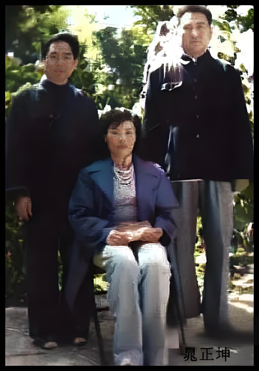 晁正坤（本名晁秀花）出生于山东安丘农村，小学文化程度，曾担任妇女队长，后因农村改