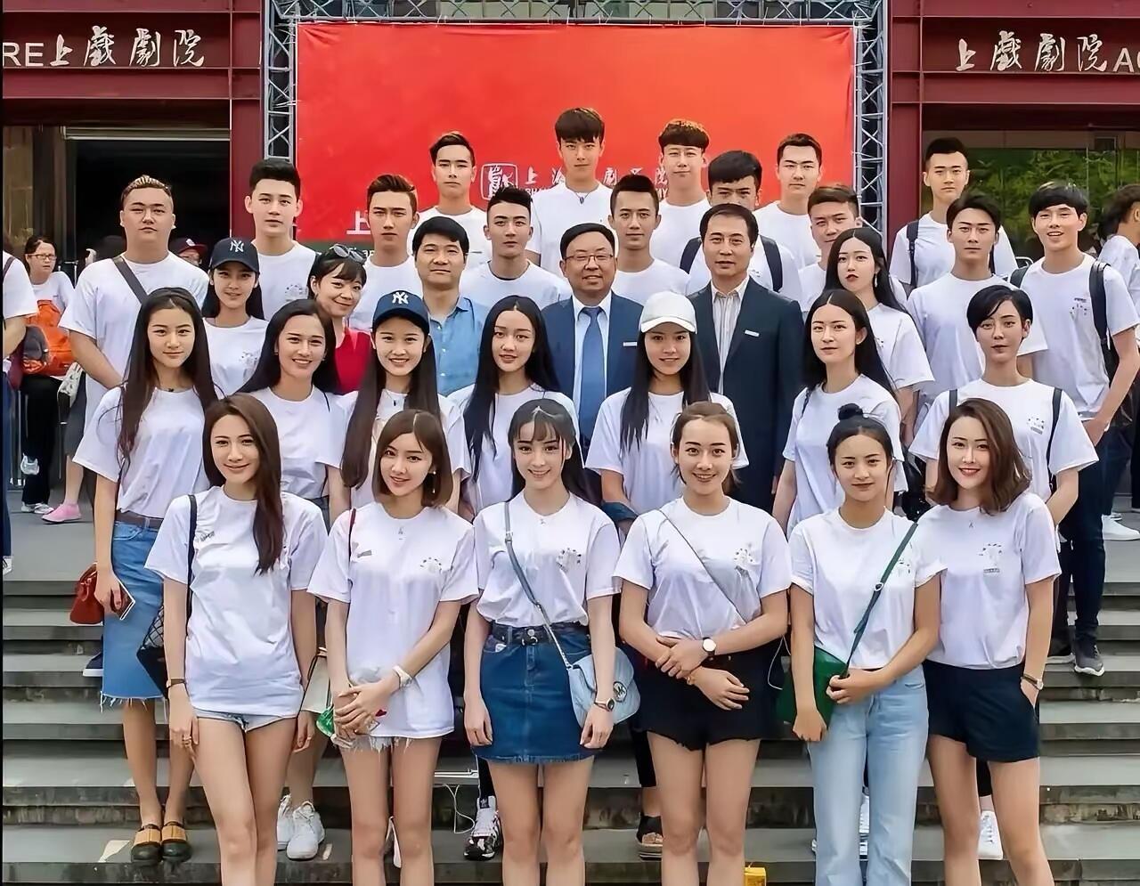 你能看出这些美女哪个是火了的吗？上海戏剧学院某班毕业照，虽然美女如云，但是火了的