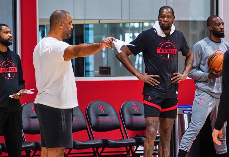 哈登：杜老大，听说你们要变阵啦？？？杜兰特：两连败啦！再不变我都要发脾气了。