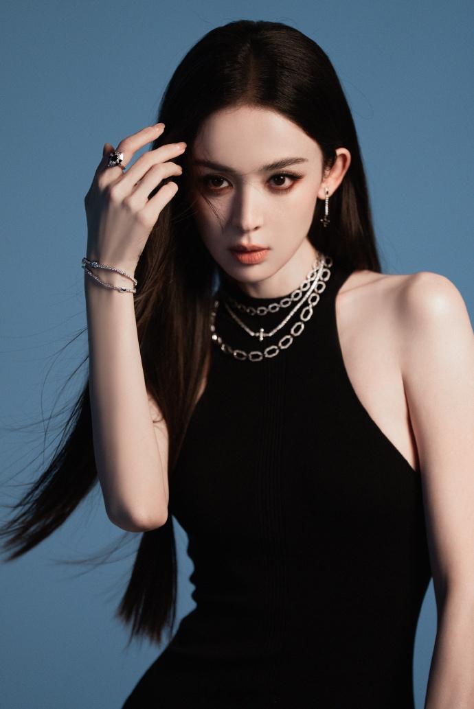 无袖修身裙、大秀精致美肩冷艳迷人——娜扎。每日明星美图分享另外这两天怎么全在讨