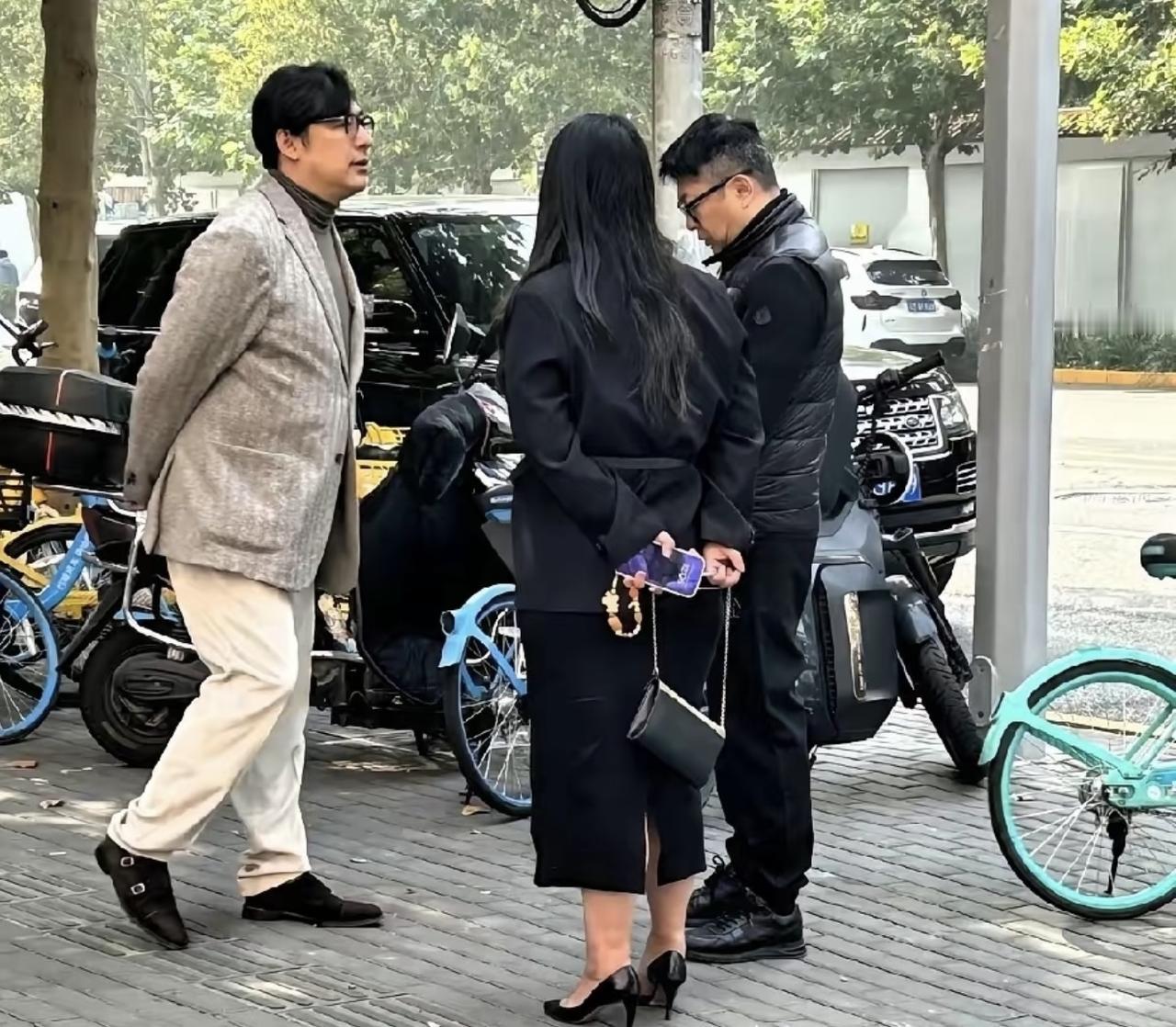 11月3日，有位网友在北京偶遇李湘与王岳伦，两人现身街头的画面。这张照片，王