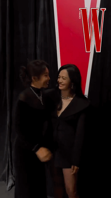 孙俪明明比闫妮姚晨还年轻，可属她穿的最老气，最不时尚，54岁的闫妮随意的盘发配丝