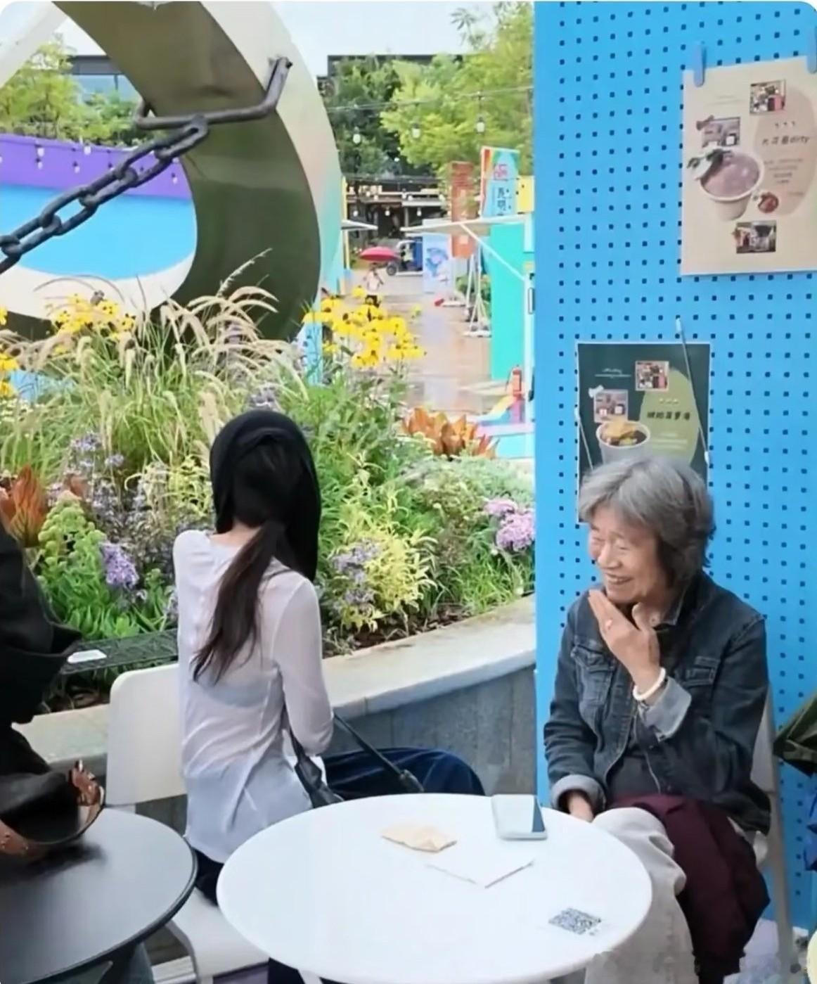 李亚鹏在昆明的咖啡店开业，他做了一天店长，给亲妈、李嫣、侄女、春燕（他帮助过的女